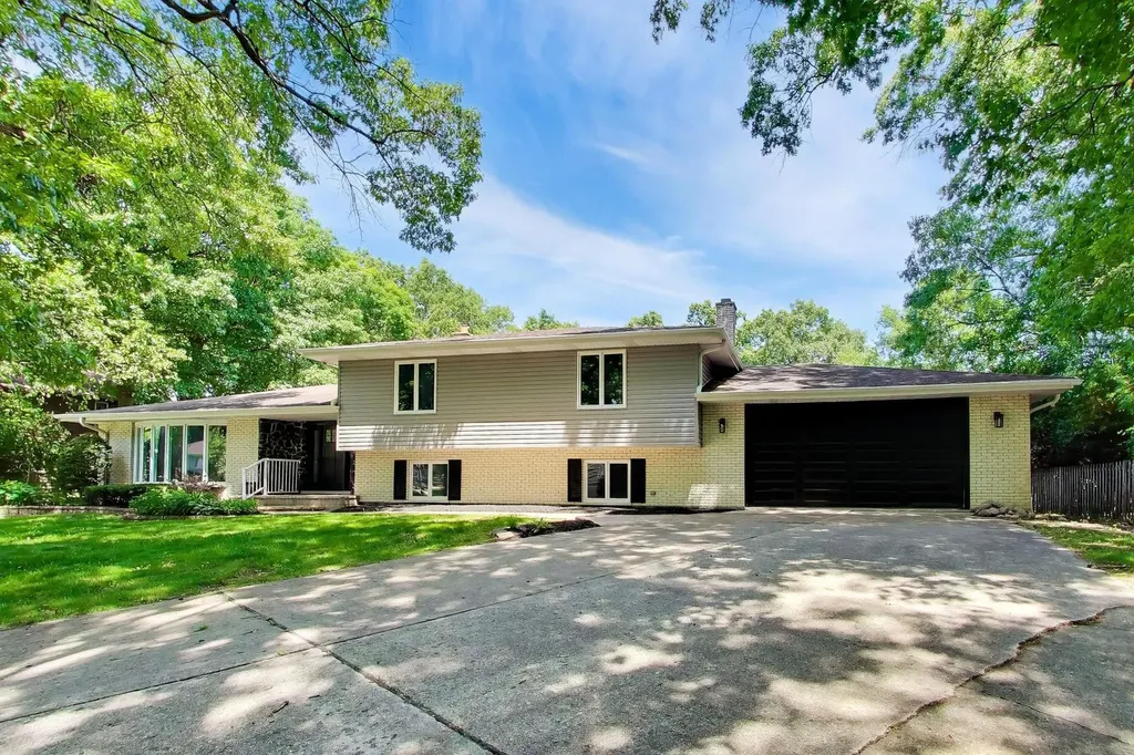 16w250 93RD Place Burr Ridge IL 60527