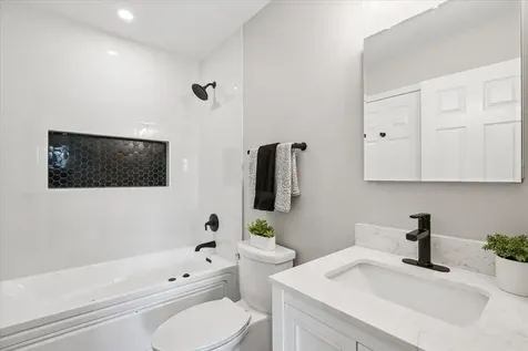 201 Bingham Circle Mundelein IL 60060