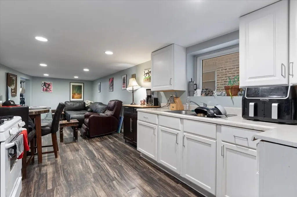 4131 West Nelson Street Chicago IL 60641