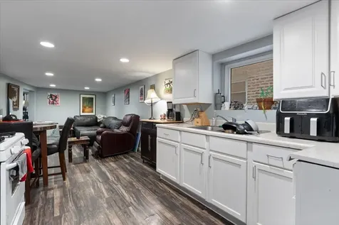 4131 West Nelson Street Chicago IL 60641