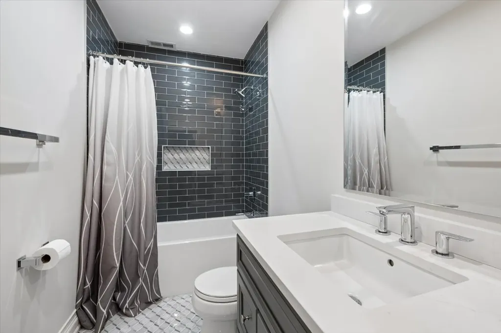 5054 West Berwyn Avenue Chicago IL 60630