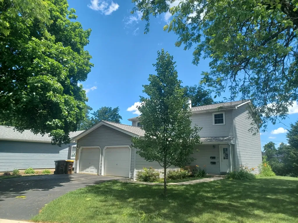855-857 Rhodes Street Woodstock IL 60098
