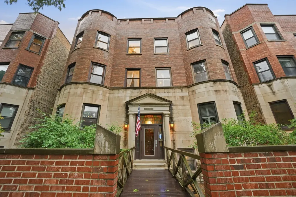 1030 West Byron Street Chicago IL 60613