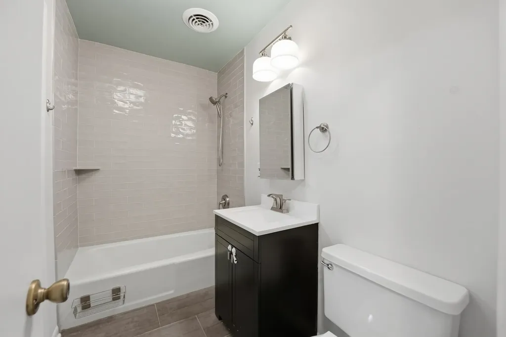 1030 West Byron Street Chicago IL 60613