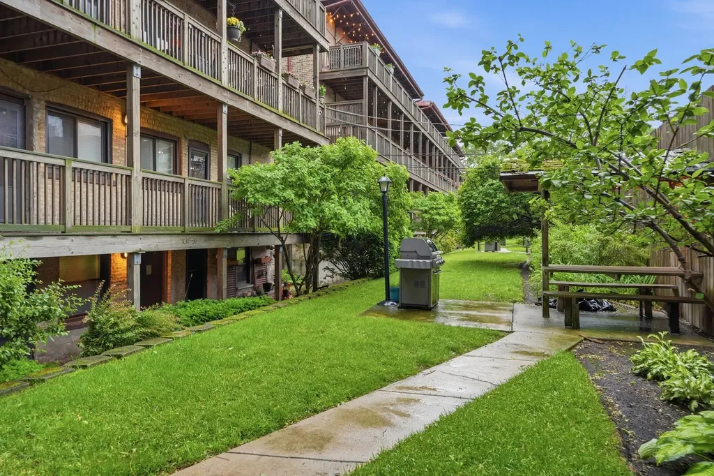 1030 West Byron Street Chicago IL 60613
