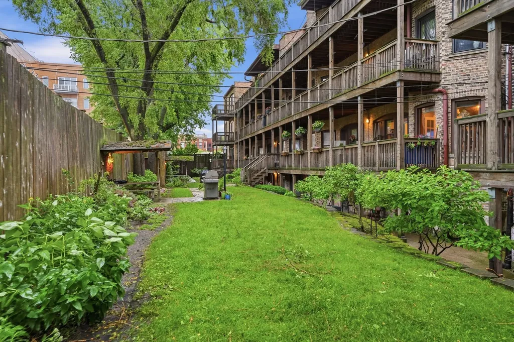 1030 West Byron Street Chicago IL 60613