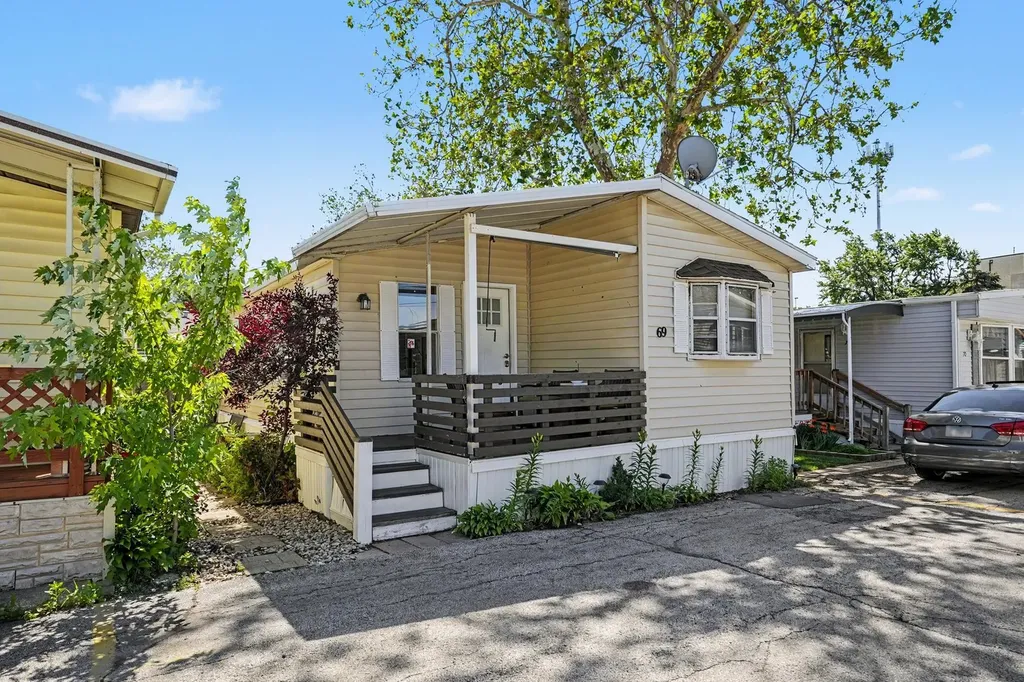 2993 Curtis Street Des Plaines IL 60018