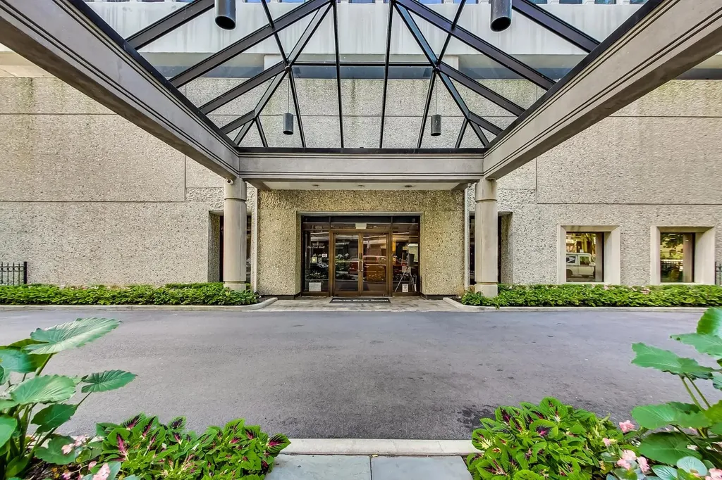 1 East Scott Street Chicago IL 60610