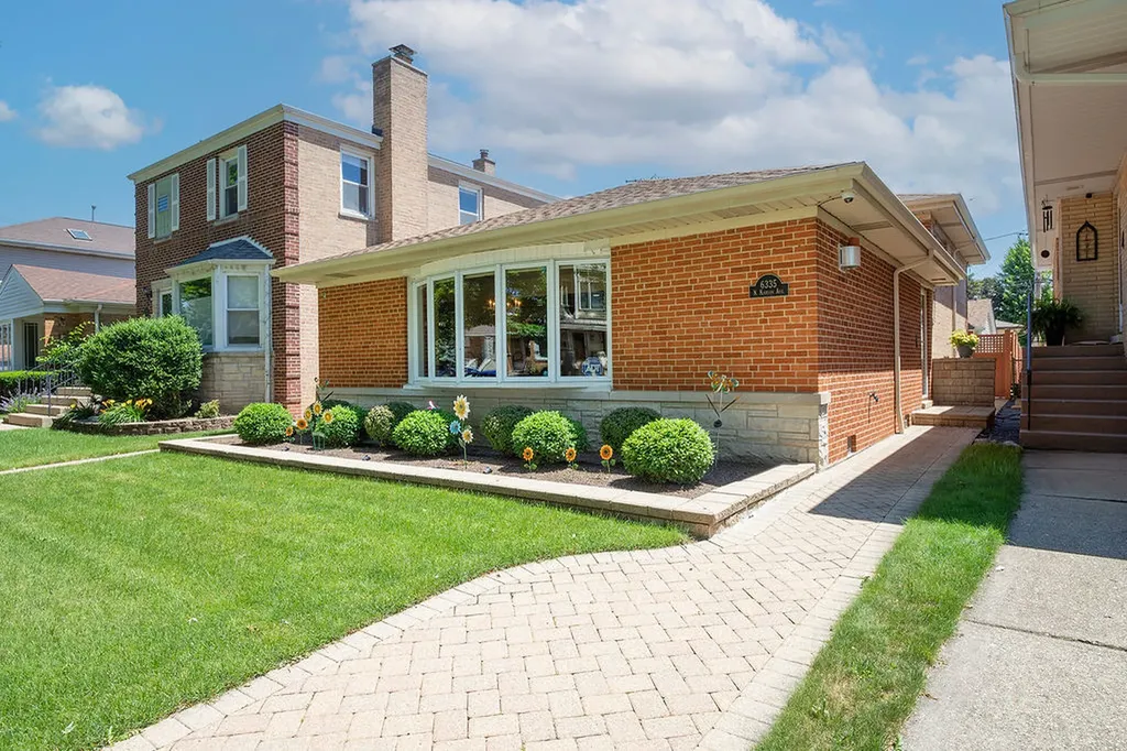 6335 North Karlov Avenue Chicago IL 60646