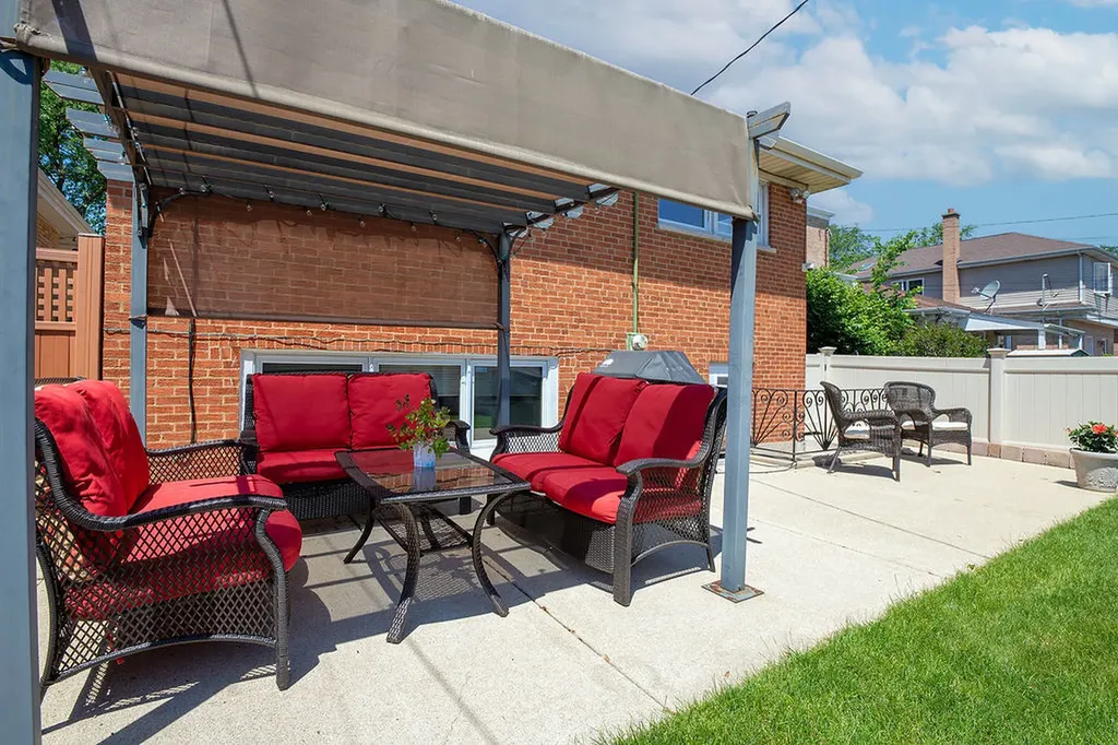 6335 North Karlov Avenue Chicago IL 60646
