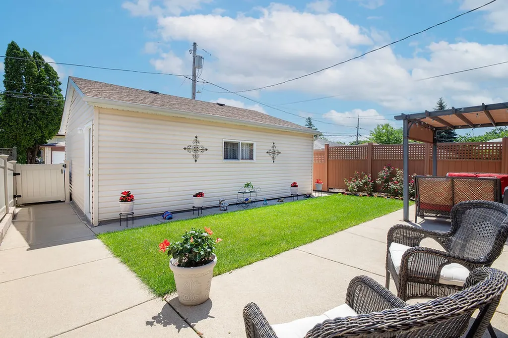 6335 North Karlov Avenue Chicago IL 60646