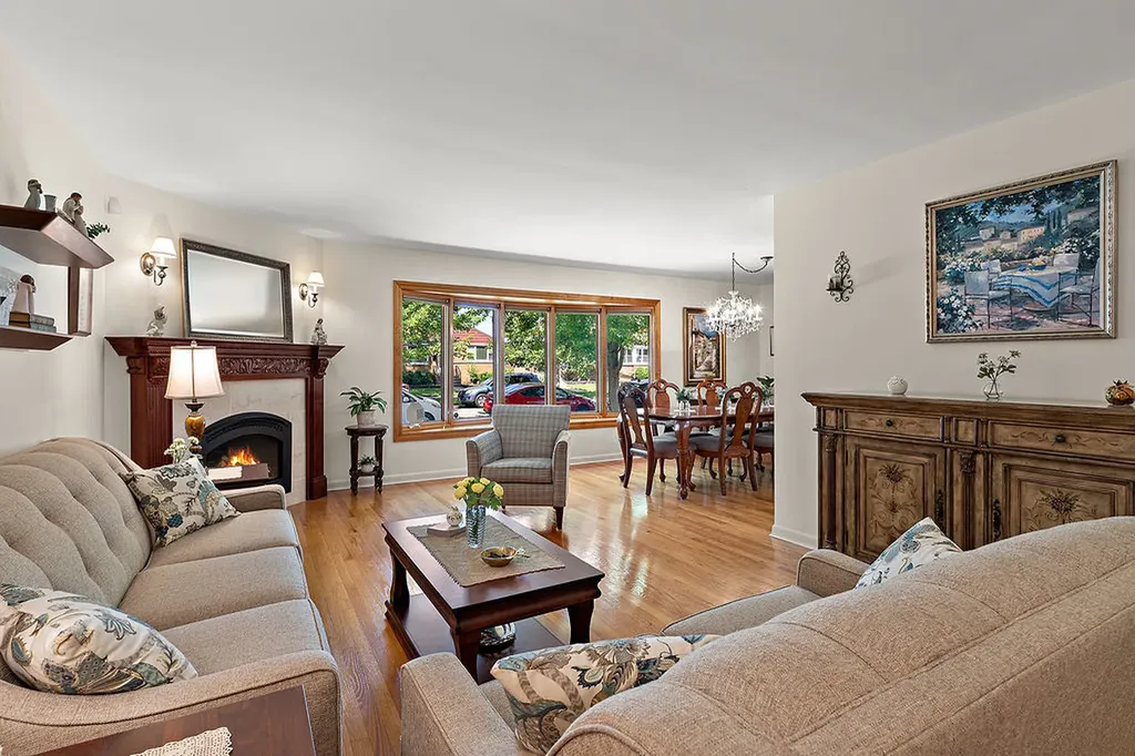 6335 North Karlov Avenue Chicago IL 60646