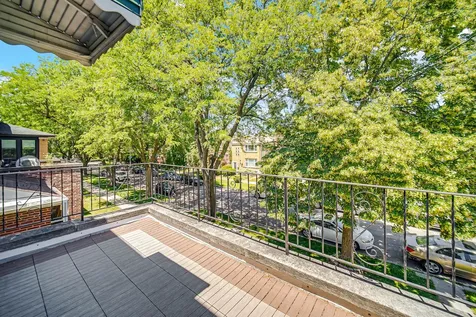 5233 West Cullom Avenue Chicago IL 60641