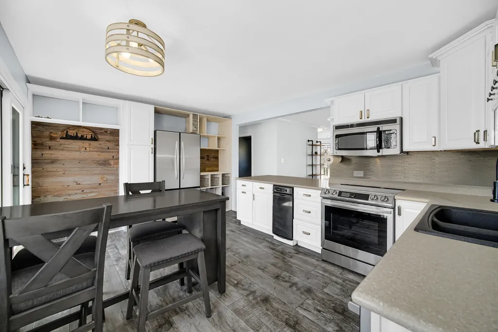 661 West Saint Aubin Drive Addison IL 60101