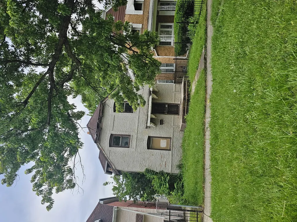 8852 South Michigan Avenue Chicago IL 60619