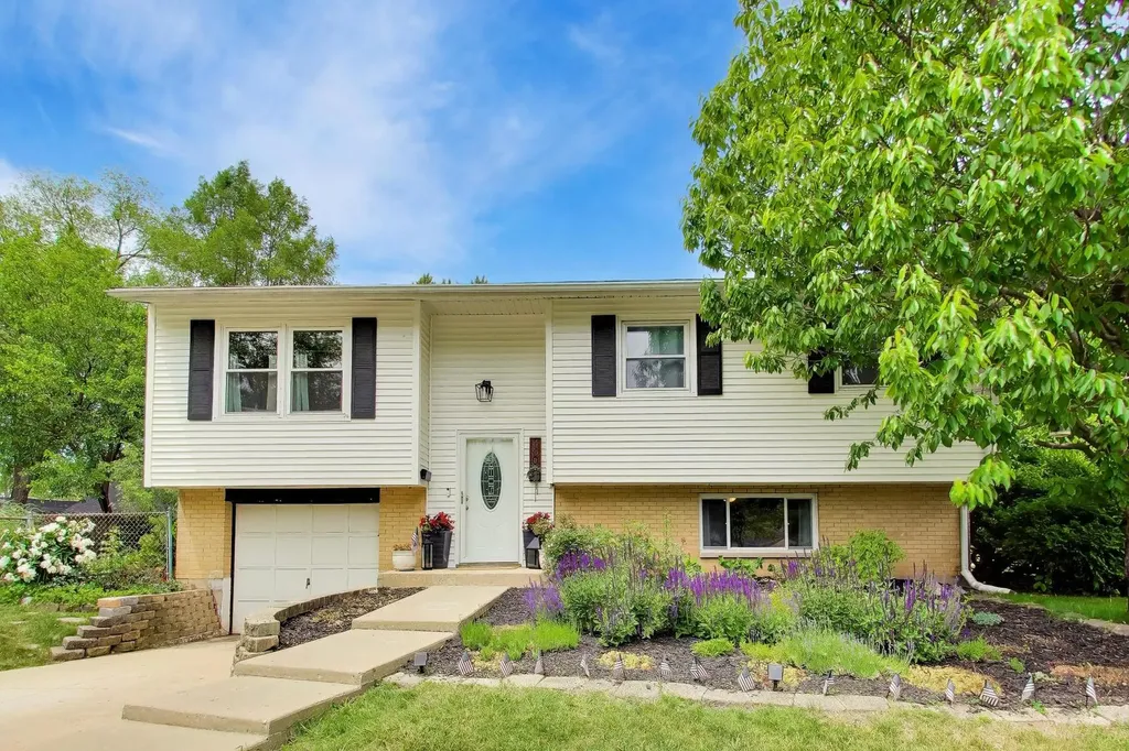 460 North Ridgemoor Avenue Mundelein IL 60060