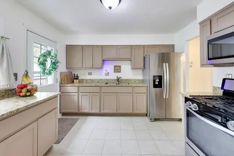 460 North Ridgemoor Avenue Mundelein IL 60060