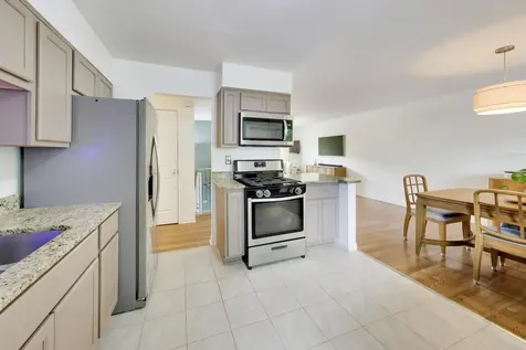 460 North Ridgemoor Avenue Mundelein IL 60060