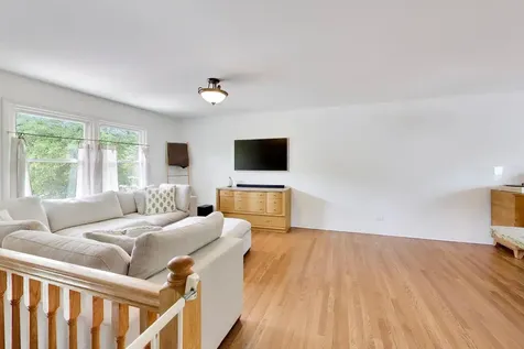 460 North Ridgemoor Avenue Mundelein IL 60060