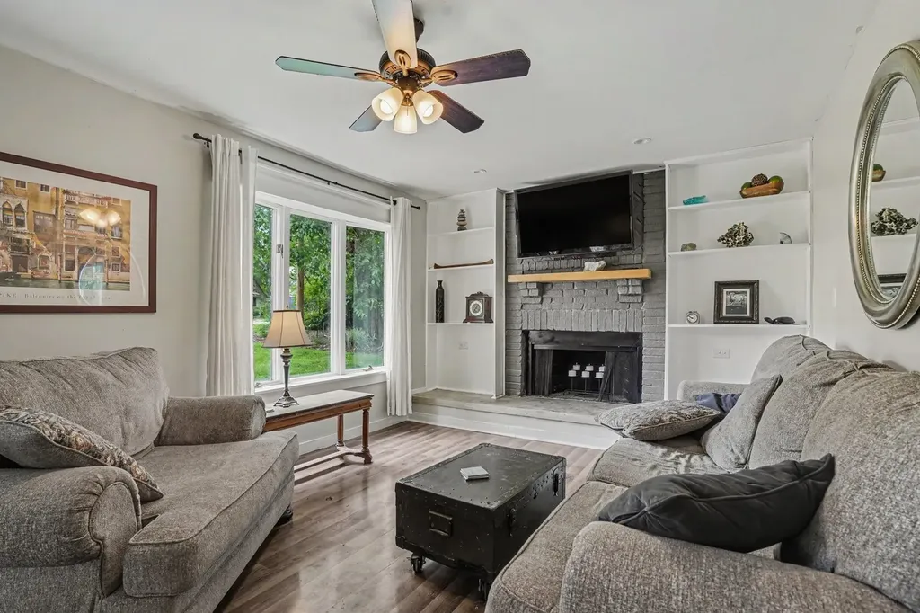 5S254 Radcliff Road Naperville IL 60563