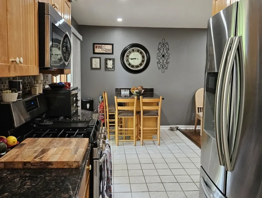 807 Kansas Street Carol Stream IL 60188