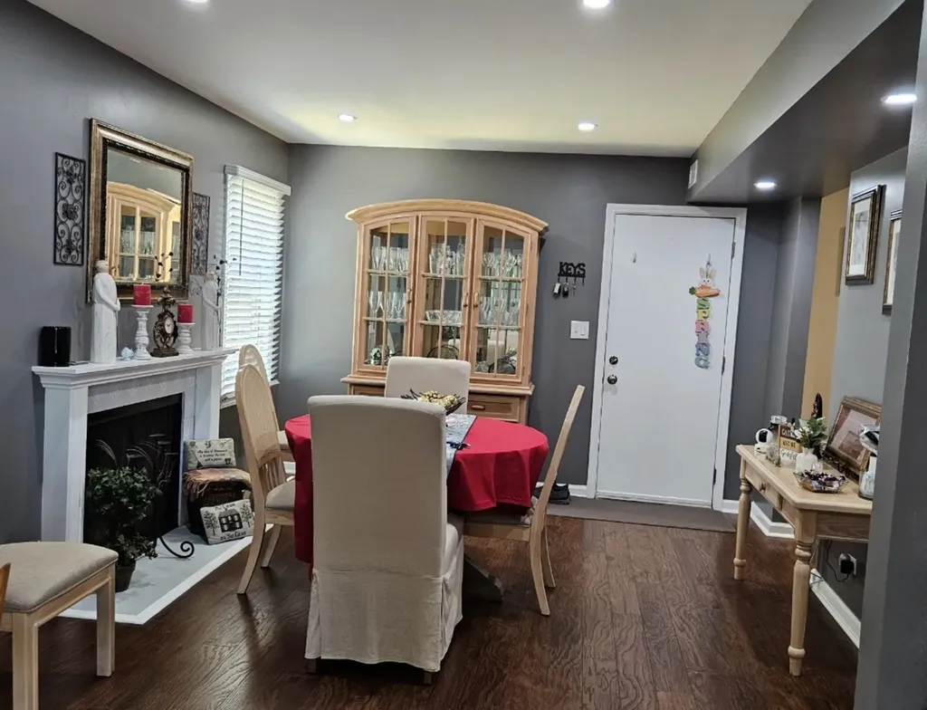 807 Kansas Street Carol Stream IL 60188