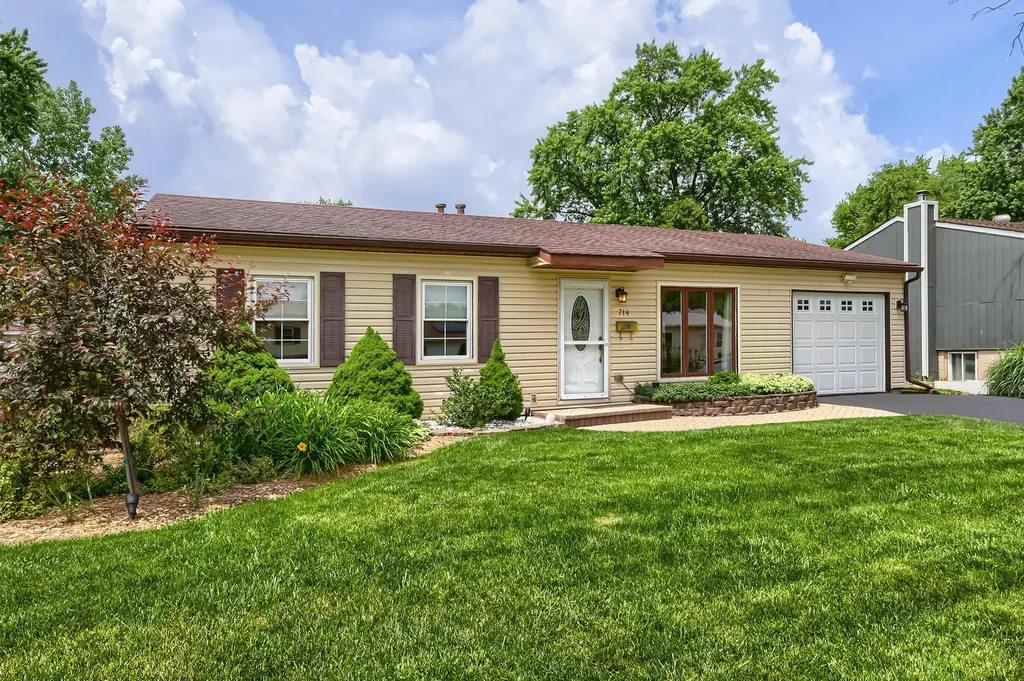 714 Sunset Circle Streamwood IL 60107