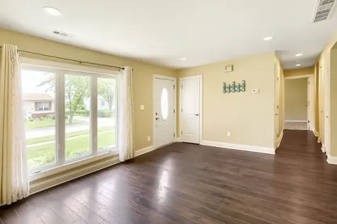 714 Sunset Circle Streamwood IL 60107