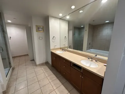 130 North Garland Court Chicago IL 60602
