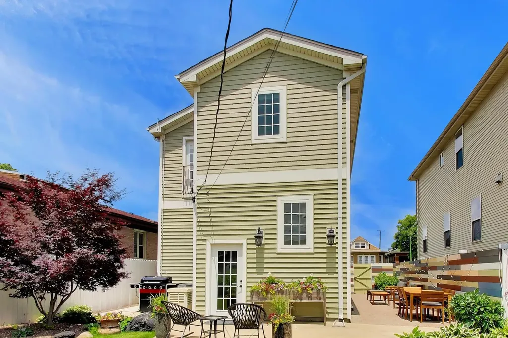 4831 West Winnemac Avenue Chicago IL 60630