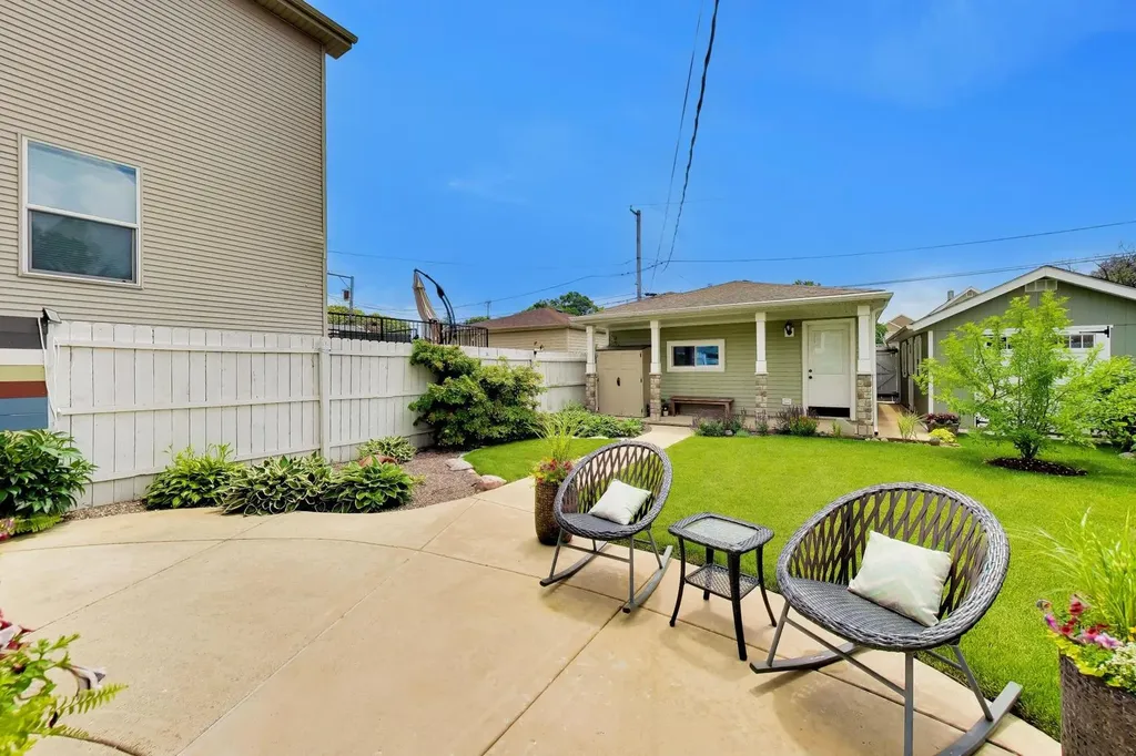4831 West Winnemac Avenue Chicago IL 60630