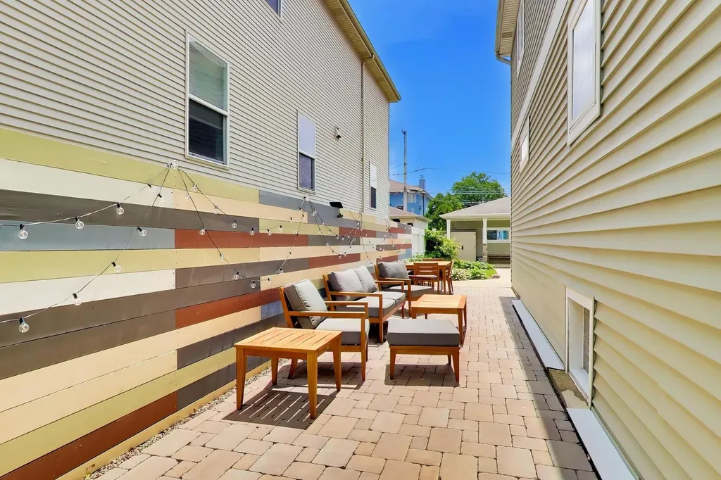 4831 West Winnemac Avenue Chicago IL 60630