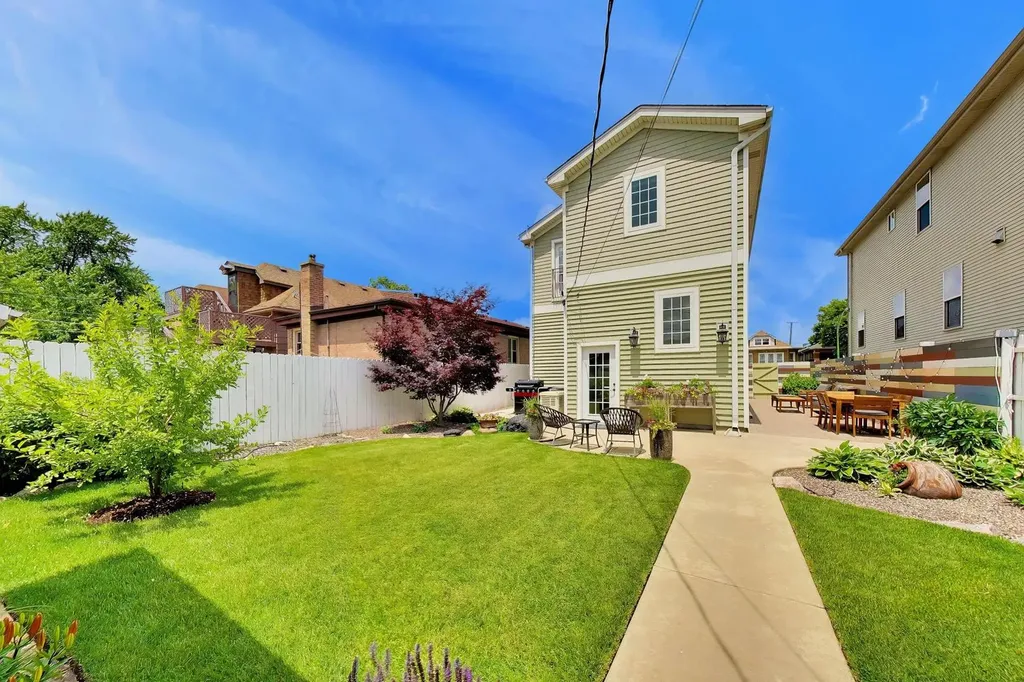 4831 West Winnemac Avenue Chicago IL 60630