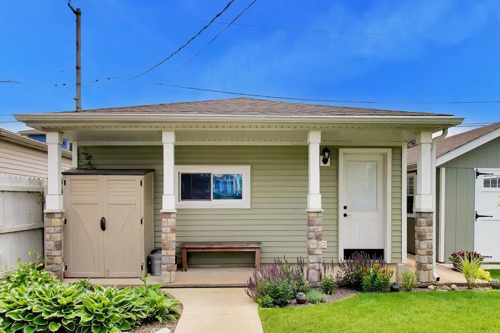 4831 West Winnemac Avenue Chicago IL 60630