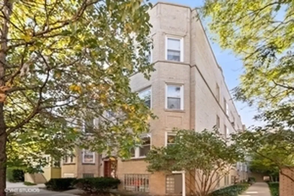 3135 West Leland Avenue Chicago IL 60625
