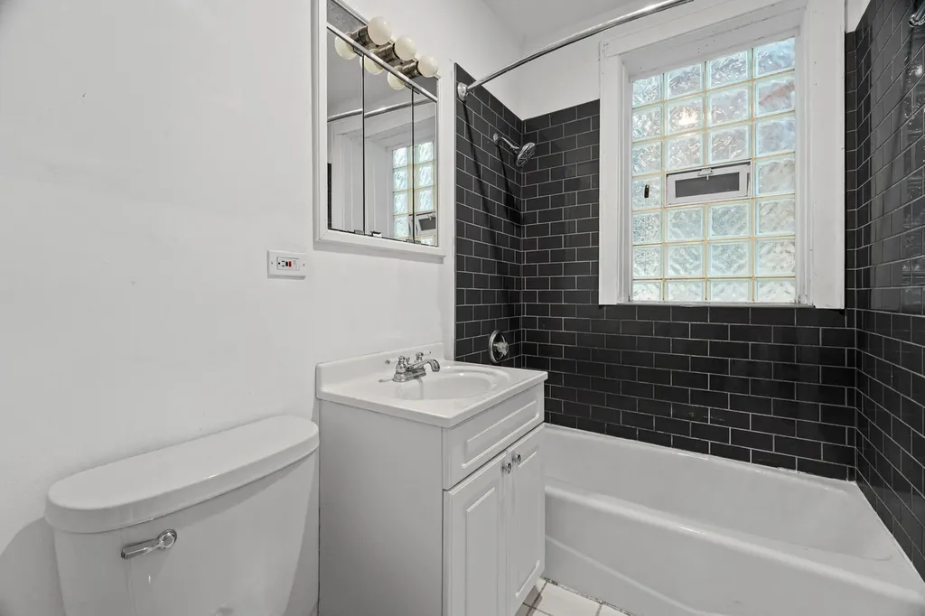 3135 West Leland Avenue Chicago IL 60625