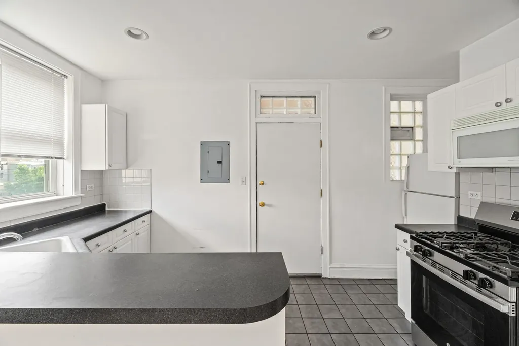 3135 West Leland Avenue Chicago IL 60625