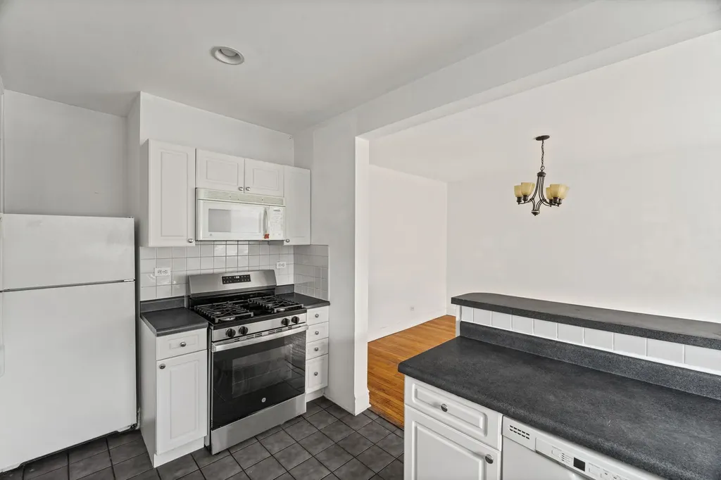 3135 West Leland Avenue Chicago IL 60625