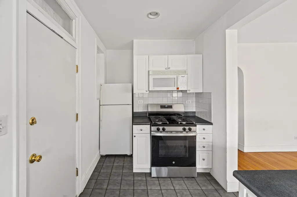 3135 West Leland Avenue Chicago IL 60625