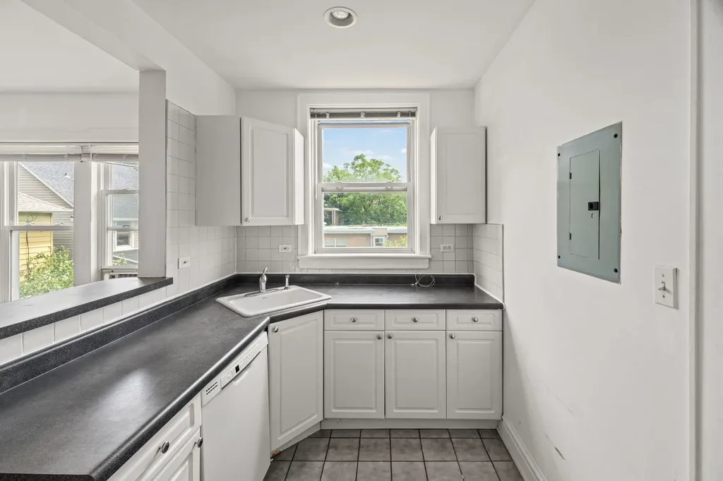 3135 West Leland Avenue Chicago IL 60625