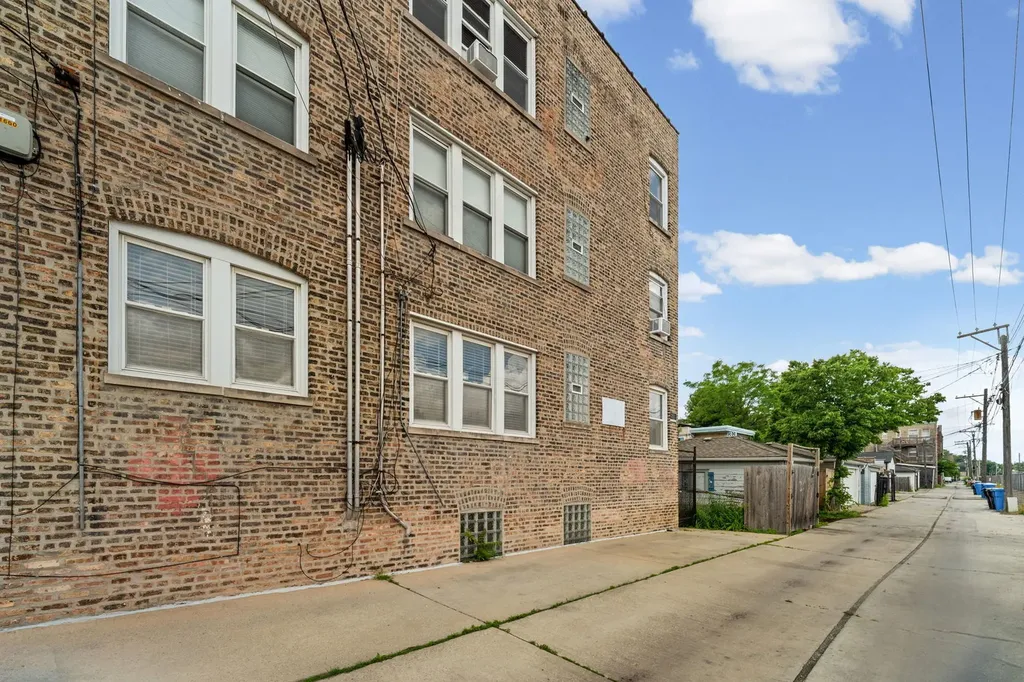 3135 West Leland Avenue Chicago IL 60625