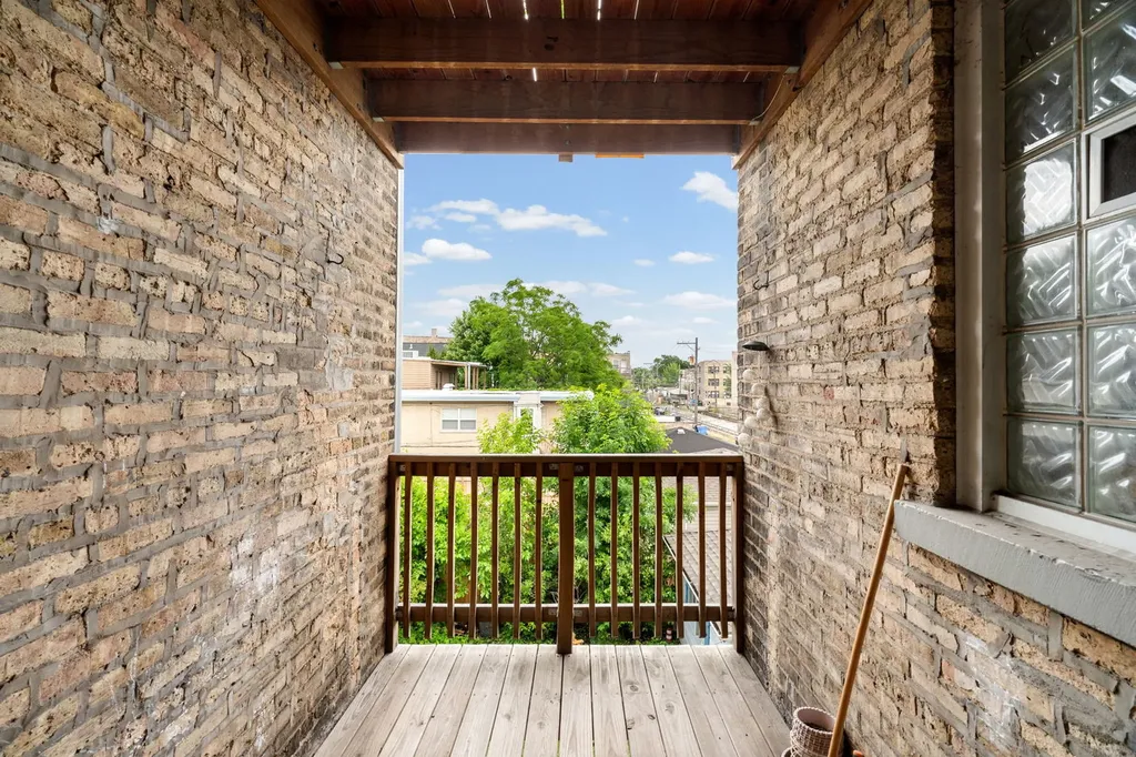 3135 West Leland Avenue Chicago IL 60625