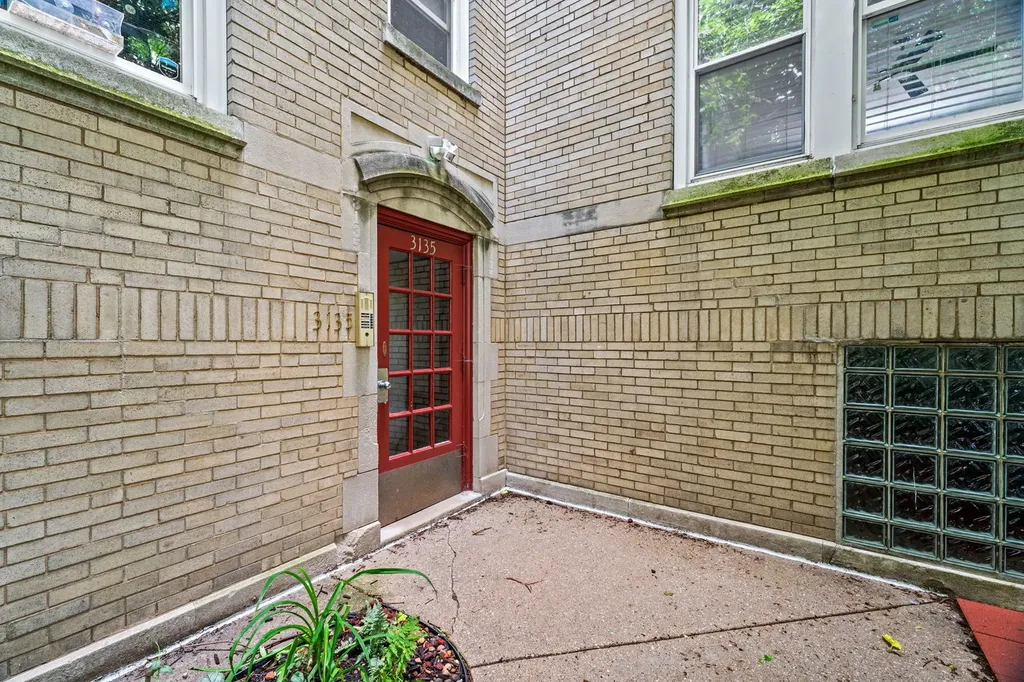 3135 West Leland Avenue Chicago IL 60625