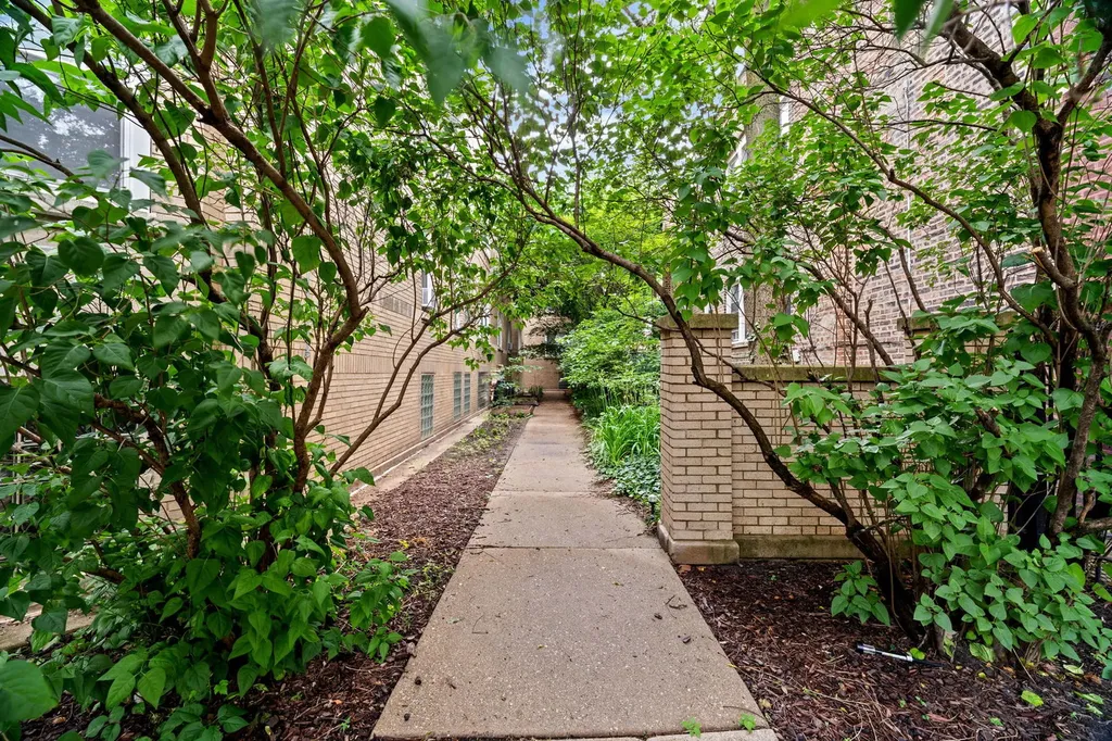 3135 West Leland Avenue Chicago IL 60625