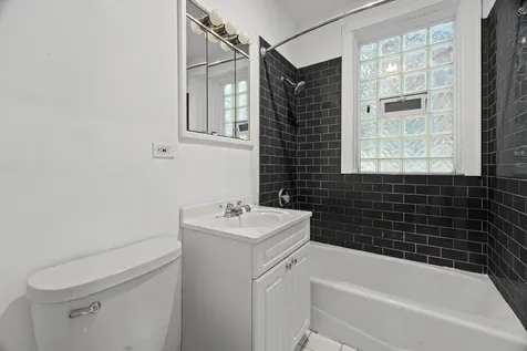 3135 West Leland Avenue Chicago IL 60625