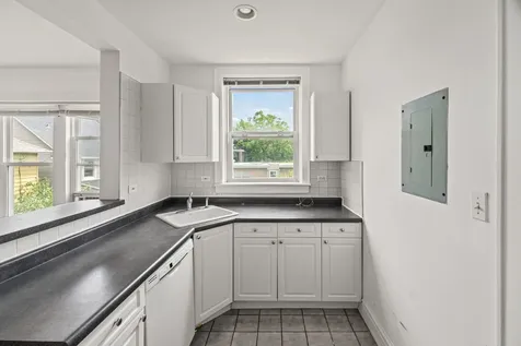 3135 West Leland Avenue Chicago IL 60625