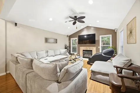 1447 Mackenzie Lane Elgin IL 60120
