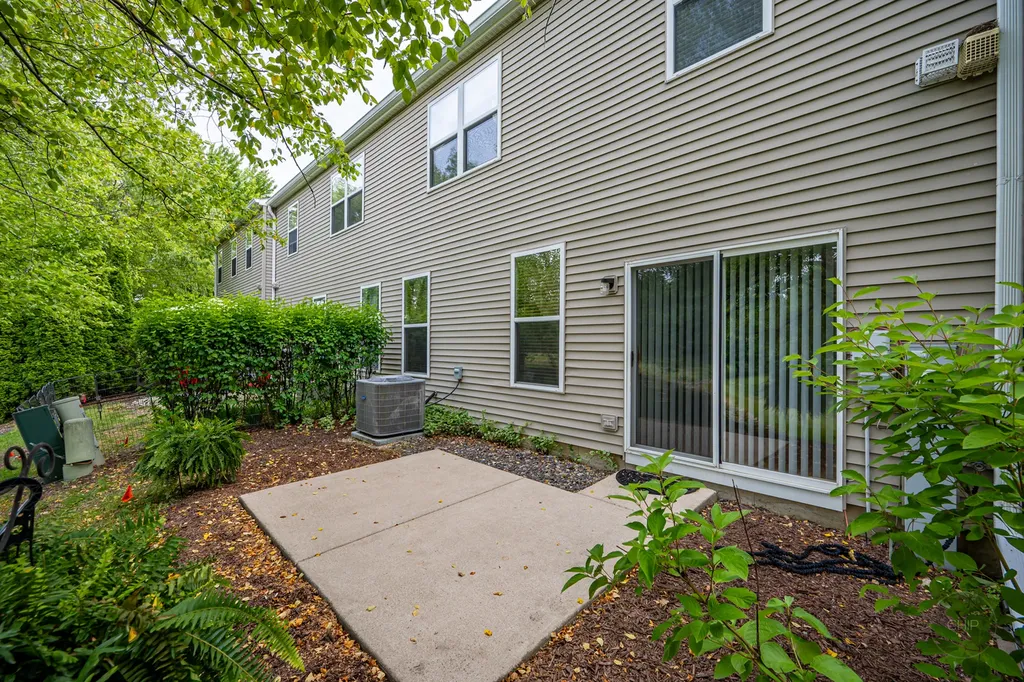 604 Blackstone Court Aurora IL 60504
