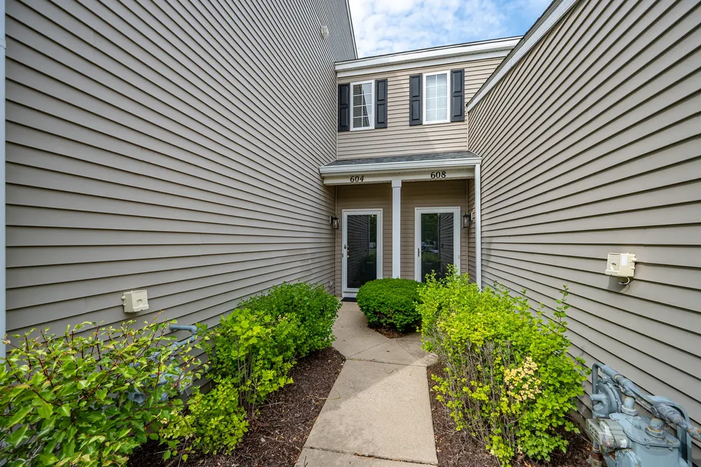 604 Blackstone Court Aurora IL 60504