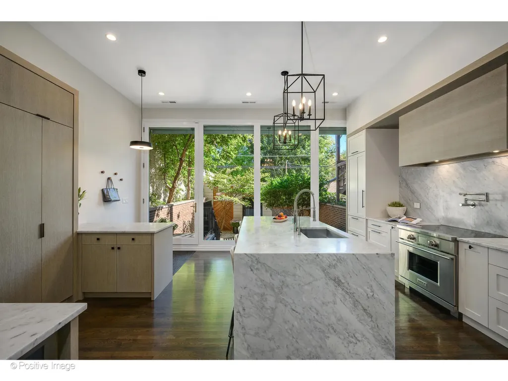 1953 North Howe Street Chicago IL 60614